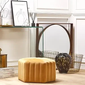 Pouf in Senfgelb aus hochwertigem Samtstoff sechseckige Form Murietta Online Kaufen